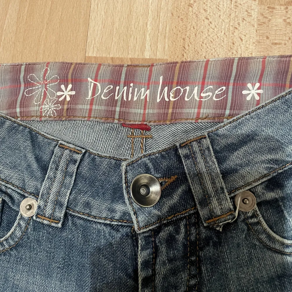 Lågmidjade jeans från Denim House. Mönster på båda bakfickorna. I modellen ”slim” Midjemått: ca 36cm tvärsöver.  Innerbenslängd: ca 72cm. Jeans & Byxor.