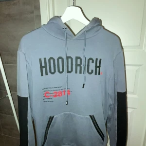 Hoodrich  - Tja! Säljer min hoodrich dress då jag aldrig använder den. Hoodie o byxor är i storlek Small passar mindre också. Skick 8/10 sparsamt använd utan hål eller fläckar. Kan gå ner i pris vid snabb affär👍 