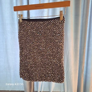 Paljettkjol VILA XS - Använd en gång. Kjol från VILA. Glittrar fint  med sina paljetter. Fodrad i mjukt material inuti. Mäter 40 cm på längden, 28 cm över midjan. Tyget är töjbart/elastiskt. Perfekta presenten eller julklapp ☺️ Passar till både jul och nyår