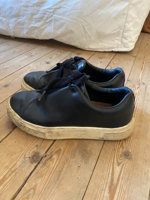 Eytys sneakers - Jättefina eytys skor i svart läder