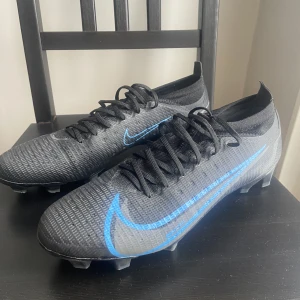 Nike fotbollsskor - Använda vid 1 tillfälle och därmed i mycket bra skick. Köpta från unisportstore för 1600 kronor. Kvitto finns