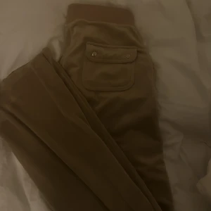 Juicy couture byxor  - Jag säljer mina juicy mjukis pågrund ut av för lite användning. Jag har hållt dom i fint skick, ända tecknet på användning är längst nere vid slutet av byxan (syns på sista bilden) annars som ny. 