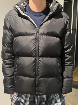 Tommy Hilfiger dunjacka - Tjock dunjacka från Tommy Hilfiger. Fint skick. 