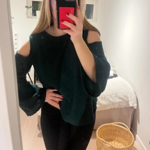 Grön topp - Grön top Så fin och snygga detaljer på axlarna, 80+frakt