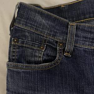 Ja säljer nu lite olika Lågmidjade jeans i samma storlek men ja vet tyvärr inte vilken exakt storlek de är. Skriv för mer bilder, info eller mått🩷