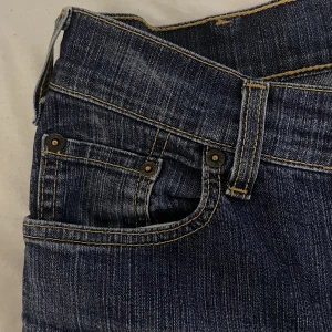 Lågmidjade jeans - Ja säljer nu lite olika Lågmidjade jeans i samma storlek men ja vet tyvärr inte vilken exakt storlek de är. Skriv för mer bilder, info eller mått🩷