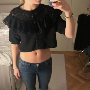 Zara topp - Jätte fin topp från zara som går att styla på olika sätt använt 2 gånger köpte för 400 ❤️❤️🥰