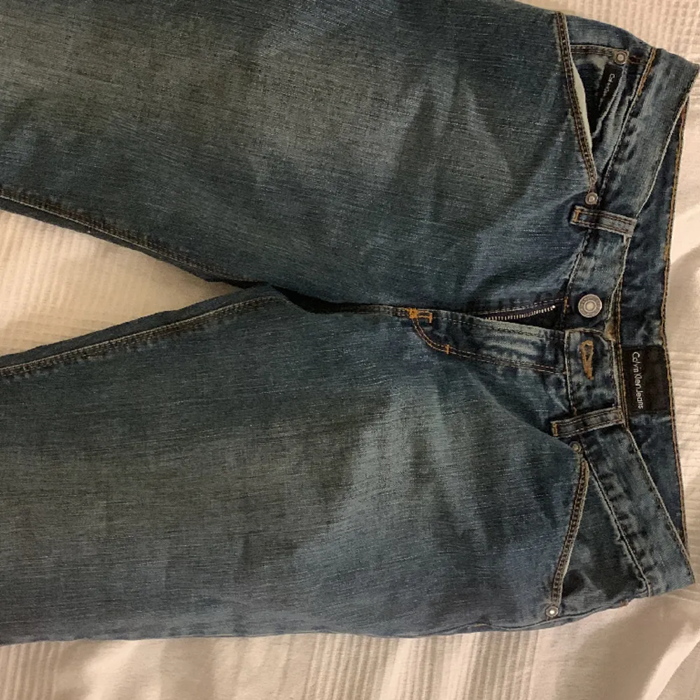 Säljer mina vintage lågmidjade Calvin klein jeans köpta på humana💖💞 nypris 400kr ❤️🩷. Jeans & Byxor.