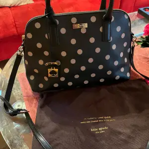 Medium crossbody/ handbag Kate spade black. Gently used. Genuine leather. Adjustable shoulder strap can be removed. Stainless steel accents. 