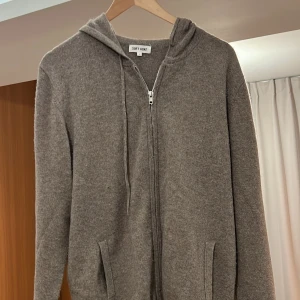 Soft goat Kashmir zip hoodie - Tja! Säljer soft goat zip hoodie i storlek L. Säljer på grund av att den var lite stor för mig. Har därför knappt använt den och den är då extremt bra pris. Nytt pris för en sån här är ligger på 2700