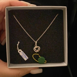 Hjärt halsbans - Ett super snyggt halsband med två hjärtan som går in i varandra, älskar verkligen denna men säljer den för den ej kommer till användning tyvärr❤️