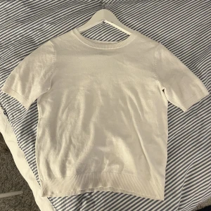 Stickad t-shirt - I bra skick och sparsamt använd! Storleken är xs men passar både mindre och större storlekar