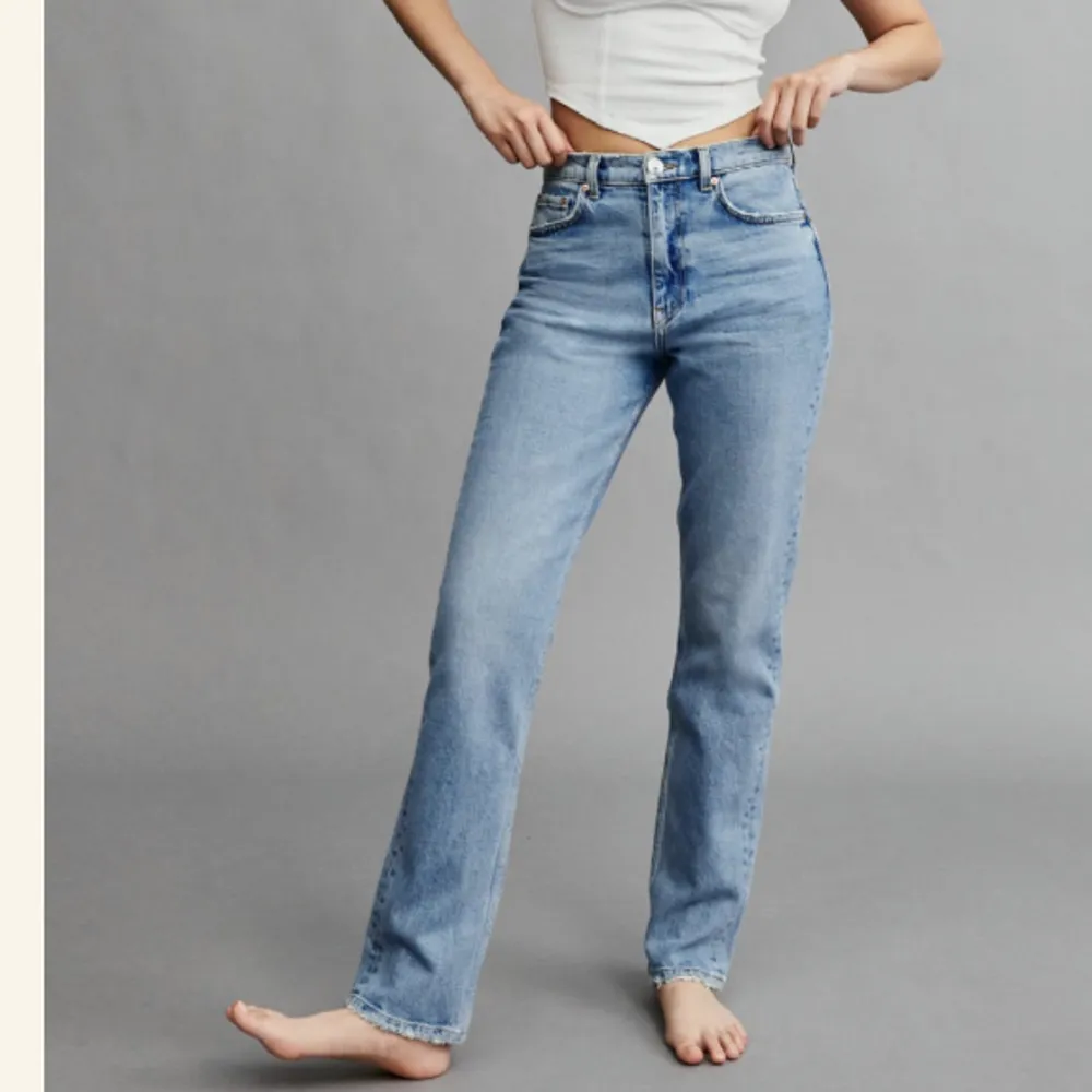 Såå fina högmidjade jeans, sparsamt använda. Ska flytta utomlands så rensar garderoben ❤️ köpta för 549 kr. Jeans & Byxor.