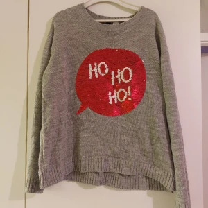 Jultröja - Rolig jultröja med texten "Ho, ho, ho". 100% acrylic Paljetter som kan dras upp och ned. 