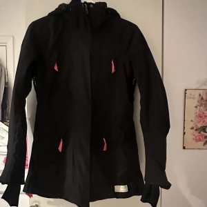Odd Molly skidjacka - Jag säljer denna fina Odd Molly skidjackan då den inte kommit till användning, den är oanvänd!