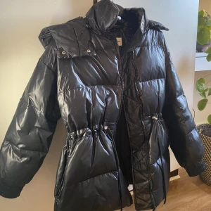 Dunjacka  - En jättefin dunjacka från Kappahl, nästan helt oanvänd. Ord pris 1700  Obs! De vita prickarna som syns på bilderna är damm i soljuset 😅