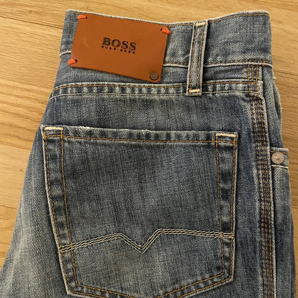 Snygga low waist vintage hugo boss jeans. Storlek W31 L32, men är dock mindre i midjan då de passar mig som brukar ha W27-28💕. Jeans & Byxor.
