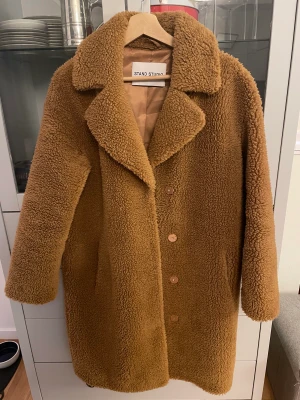 Teddyjacka - Teddyjacka från Stand Studio av färg camel och modell Camilla, storlek 36. Sparsamt använd så i fint skick.