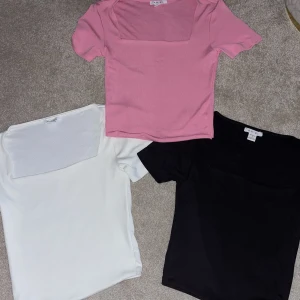 Tshirt - Kort tshirt med öppen hals i rosa , vit och svart😊 En för 50, två för 80 och alla för 110