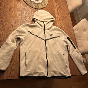 Nike  - Nike tech jacket white  Size L 