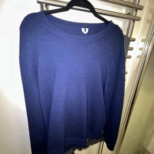 Arket tröja - strl M - En mörkblå tröja från Arket. Nyskick och inga slitage över huvudtaget, så 10/10. Nypris 800kr Mitt pris: 150kr Har du frågor hör gärna av dig.