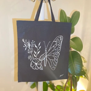 Tygkasse  - Handmålade tygkasse med snygg design. Den är en miljövänlig val.