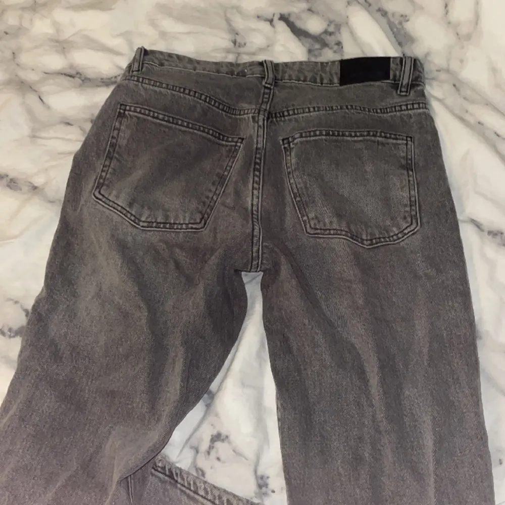 suuperfina utsvängda jeans från gina. köpte här på plick för 300, tyvärr va dem för stora för mig 💕. Jeans & Byxor.