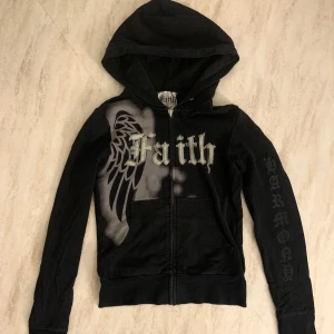 ☆Y2k zipup ☆ - Jätte snygg zipup i stolek XS! <3den har tre små hål på ena armen men inget man märker när den bärs (skriv för bild!) , väldigt unik och snygg ༻¨*:·