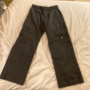 Dickies double knee byxor - Gråa dickies double knee byxor. De tål mycket och är i bra kvalitet. De sitter baggy. De är lite slitna längst ner på ena benet men det synns inte så tydligt. Skriv om ni har frågor.  Pris kan möjligtvis diskuteras.