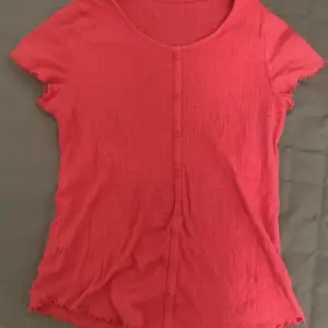 en fin rosa tröja perfekt för sommaren! Som du ser på den andra bilden så är den lite genomskinlig. Annars är det inget fel med den. Tryck ej på köp nu!⚠️ skriv till mig först.