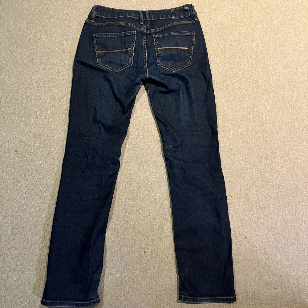 Säljer dessa lågmidjade jeans då de inte kommer till användning, dom passar mig som oftast har storlek S och är 163cm💞De är köpta second hand men är fortfarande i väldigt bra skick! skriv för fler bilder😊. Jeans & Byxor.