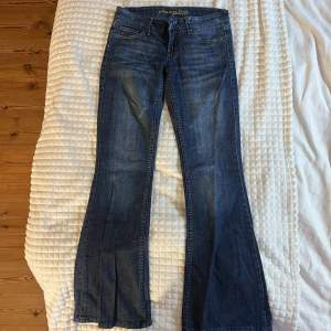 Snygga vintage jeans!💕  Midjemått( rätt över): 37cm Inerbenslängd: 78cm Lårmått ( rätt över):23 cm    Köp gärna via ”KÖP NU”💖 Skriv ifall ni har några frågor eller funderingar // perfectjeans🫶