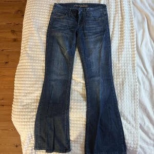 Lågmidjade jeans  - Snygga vintage jeans!💕  Midjemått( rätt över): 37cm Inerbenslängd: 78cm Lårmått ( rätt över):23 cm    Köp gärna via ”KÖP NU”💖 Skriv ifall ni har några frågor eller funderingar // perfectjeans🫶