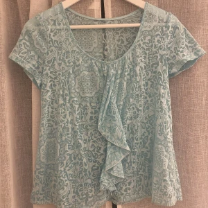 Turkos blus  - Jättefin turkos blus med volang. Får ej andvändning av den längre därav säljer jag