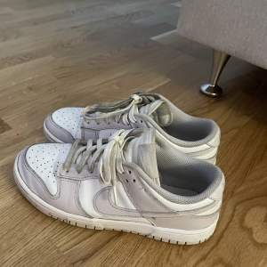 Nike dunks low. Behöver göras rent, fint skick annars. Vita och ljuslila. 