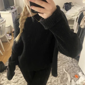 stickad tröja  - super mysig och fin stickad tröja från Bikbok köpt för 499🤍