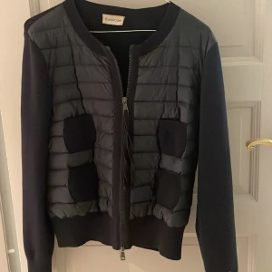 Moncler cardigan - En mörkblå moncler cardigan. Stickad med vadderad framme i storlek M men passar även storlek S. Jättebra skick och inga skador💕