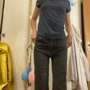 Svarta jeans! - Snygga jeans från lager 157! Sköna! Säljer pågrund av storleken. Köpte för 400kr men säljer för 100kr inklusive frakt!💗