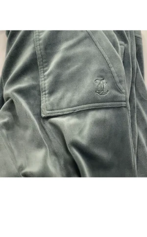 Juicy byxor - Säljer mina Juicy couture byxor eftersom att de inte kommer till användning ordinarie pris är ungefär 1100kr men säljer de för 500kr. De är i storlek XS men passar även de med S❤️skriv för flera bilder