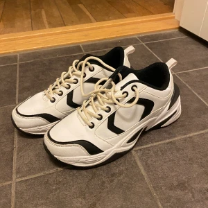 NA-KD sneakers - Knappt använda Normala i storleken Enbart att tvätta skosnörena så är skorna som nya