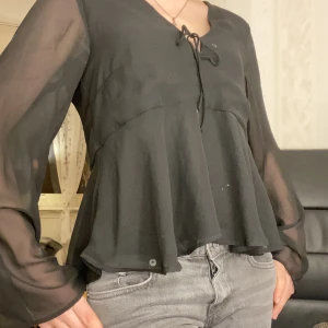 Super fin blus! - Jätte snygg blus som inte är använd ofta, säljer pågrund av att jag nästan aldrig använder den! Super skönt tyg och väldigt snygg! Köpte den för 299kr men säljer för 100 kr inklusive frakt!💗