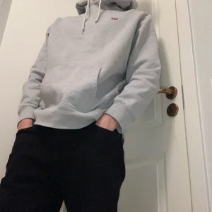 Levi’s Hoodie - Grå Levi’s hoodie storlek large. Säljs pga inte riktigt min stil längre. Inköpt ca 3 år sedan, inte använt mycket. pris för helt ny 500-800kr. Perfekt att låta tjejen stjäla.