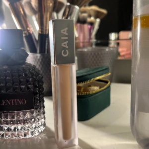 Caia concealer  - Säljer min Caia concealer i färgen 2W då jag köpt en ny som passar min färg bättre! Helt oandvänd!! Ny pris 195kr säljer min för 100kr!💓💗❣️