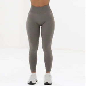 Träningstights från lazuli label - Träningstights från lazuli label med prislappen kvar 😝Tightsen är i storlek XS men passar utmärkt även till nån som har storlek S. Bild 1&2 är lånade och har en annan färg än de som säljs men är i samma modell. Nypris ca 700kr+frakt ❤️💗