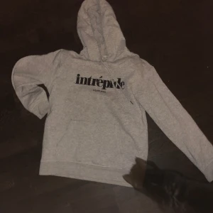 Fin hoodie - Med fransk text