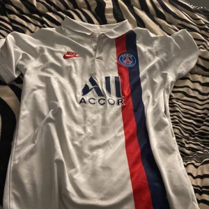 psg t shirt - en psg t shirt i storlek XS och inte använd så mycket priset kan diskuteras 