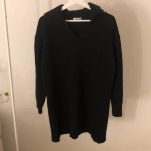 Stickad klänning - Stickad klänning från Chiquelle. Storlek xs/s men passar även m. Köpt för 599. Oanvänd