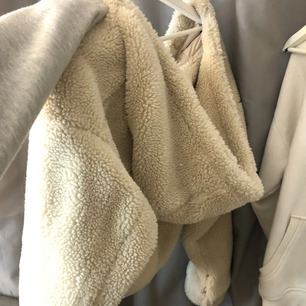 Jättemysig Teddy jacka från pull&bear! I fint skick . Takit.