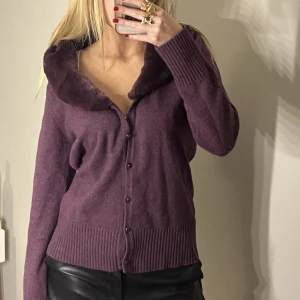 Kofta - Säljer denna så fina koftan med en päls krage runt 🥰