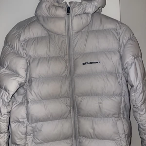 Peak jacka  - En liten reva på jackan  Kolla bild Därutav priset 